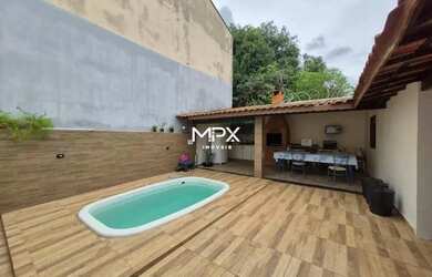 Imagem: A casa possui 3 Dormitórios, 3 Banheiros, 2 Vagas na garagem