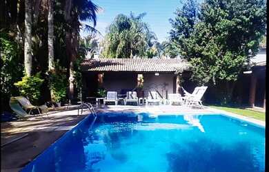 Imagem: A casa possui 5 Dormitórios, 5 Banheiros, 3 Vagas na garagem