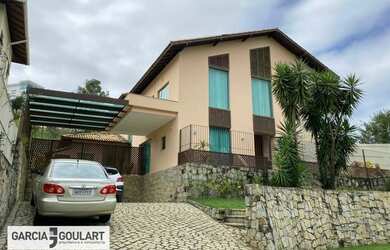 Imagem: A casa possui 5 Dormitórios, 5 Banheiros, 4 Vagas na garagem