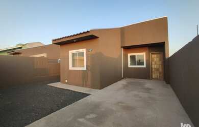 Imagem: A casa possui 2 Dormitórios, 1 Banheiro, 2 Vagas na garagem