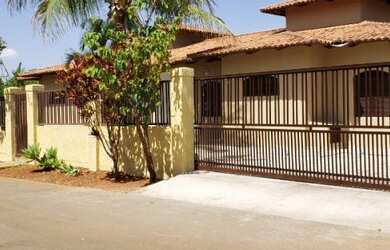 Imagem: A casa possui 4 Dormitórios, 4 Banheiros, 3 Vagas na garagem