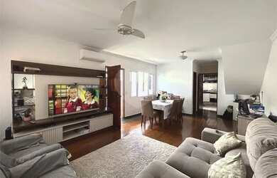 Imagem: A casa possui 3 Dormitórios, 4 Banheiros, 3 Vagas na garagem