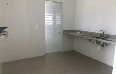 Imagem: O apartamento possui 3 Dormitórios, 1 Banheiro, 3 Vagas na