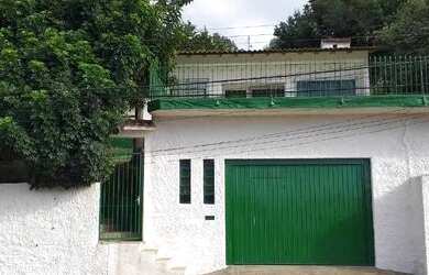 Imagem: A casa possui 3 Dormitórios, 1 Banheiro, 2 Vagas na garagem