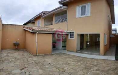 Imagem: A casa possui 3 Dormitórios, 2 Banheiros, 2 Vagas na garagem