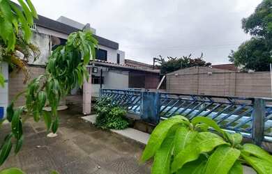 Imagem: A casa possui 3 Dormitórios, 1 Banheiro, 5 Vagas na garagem