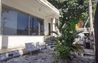 Imagem: A casa possui 3 Dormitórios, 2 Banheiros, 4 Vagas na garagem