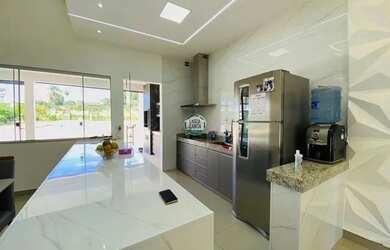 Imagem: A casa possui 3 Dormitórios, 3 Banheiros, 4 Vagas na garagem