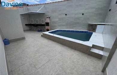 Imagem: A casa e possui 3 Dormitórios, Suítes, 2 Banheiros, 5 Vagas