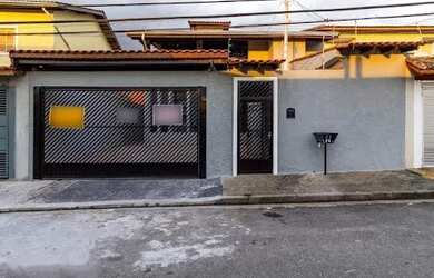 Imagem: A casa possui 5 Dormitórios, 1 Banheiro, 2 Vagas na garagem