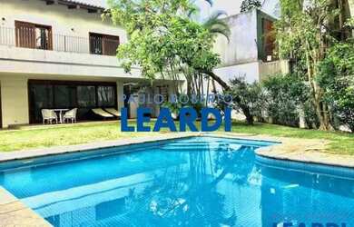 Imagem: A casa possui 5 Dormitórios, 5 Banheiros, 5 Vagas na garagem