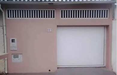 Imagem: A casa possui 2 Dormitórios, 1 Banheiro, 1 Vaga na garagem