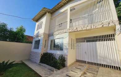 Imagem: A casa possui 4 Dormitórios, 5 Banheiros, 1 Vaga na garagem