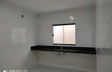 Imagem: A casa possui 3 Dormitórios, 2 Banheiros, 2 Vagas na garagem