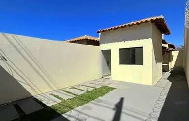 Imagem: A casa possui 2 Dormitórios, 1 Banheiro, 2 Vagas na garagem