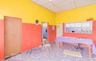 Imagem: A casa possui 3 Dormitórios, 2 Banheiros, 5 Vagas na garagem