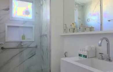 Imagem: A casa possui 3 Dormitórios, 1 Banheiro, 2 Vagas na garagem