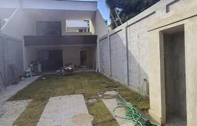 Imagem: A casa em condomínio possui 4 Dormitórios, 1 Banheiro, 2 Vagas