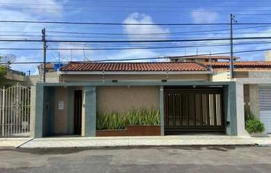 Imagem: A casa possui 3 Dormitórios, 3 Banheiros, 2 Vagas na garagem