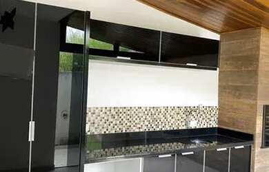 Imagem: A casa em condomínio possui 3 Dormitórios, 2 Banheiros, 2