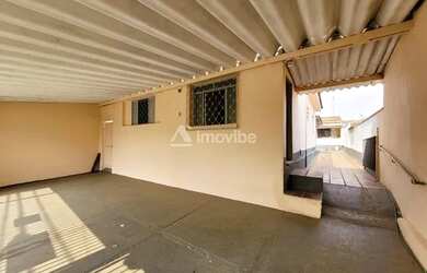 Imagem: A casa possui 3 Dormitórios, 1 Banheiro, 3 Vagas na garagem