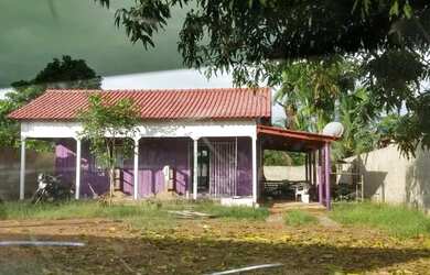 Imagem: A casa possui 2 Dormitórios, 1 Banheiro, 2 Vagas na garagem