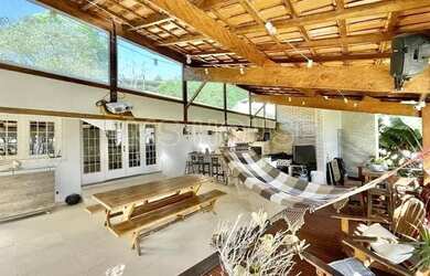 Imagem: A casa possui 3 Dormitórios, 5 Banheiros, 5 Vagas na garagem