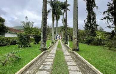 Imagem: A casa possui 5 Dormitórios, 3 Banheiros, 5 Vagas na garagem