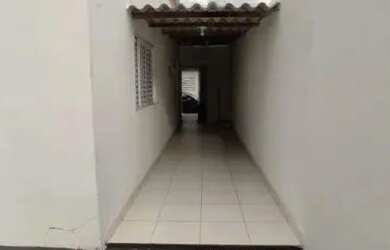 Imagem: A casa possui 2 Dormitórios, 1 Banheiro, 2 Vagas na garagem