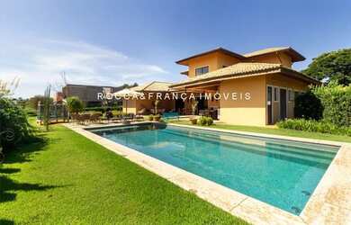 Imagem: A casa em condomínio possui 5 Dormitórios, 5 Banheiros, 5