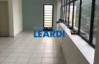 Imagem: O depósito possui 2 Vagas na garagem, 450m² de Área e está