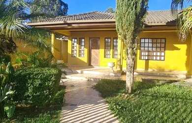 Imagem: A casa possui 3 Dormitórios, 1 Banheiro, 4 Vagas na garagem