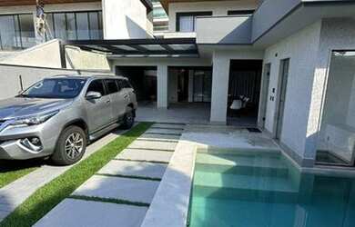 Imagem: A casa em condomínio possui 5 Dormitórios, 5 Banheiros, 3