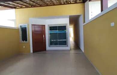 Imagem: A casa possui 3 Dormitórios, 2 Banheiros, 2 Vagas na garagem