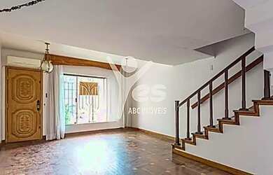 Imagem: A casa possui 3 Dormitórios, 2 Banheiros, 2 Vagas na garagem