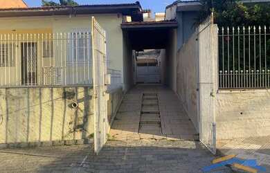 Imagem: A casa possui 2 Dormitórios, 1 Banheiro, 2 Vagas na garagem