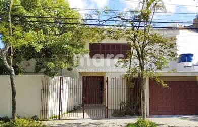 Imagem: A casa possui 3 Dormitórios, 4 Banheiros, 3 Vagas na garagem