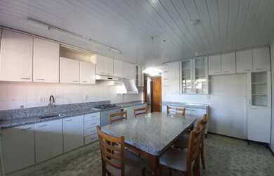 Imagem: O apartamento possui 3 Dormitórios, 1 Banheiro, 1 Vaga na garagem