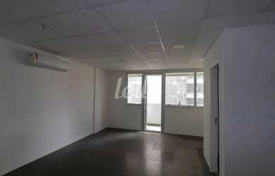 Imagem: O depósito possui 1 Vaga na garagem, 37m² de Área e está