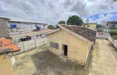 Imagem: A casa possui 3 Dormitórios, 1 Banheiro, 5 Vagas na garagem