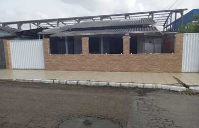 Imagem: A casa possui 3 Dormitórios, 2 Banheiros, 2 Vagas na garagem