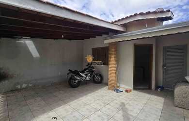 Imagem: A casa possui 2 Dormitórios, 2 Banheiros, 2 Vagas na garagem