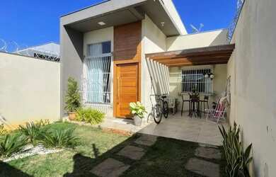 Imagem: A casa possui 3 Dormitórios, 2 Banheiros, 2 Vagas na garagem