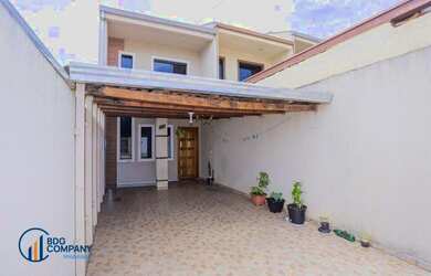 Imagem: A casa possui 2 Dormitórios, 2 Banheiros, 2 Vagas na garagem