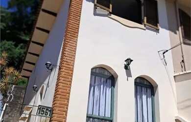 Imagem: A casa possui 2 Dormitórios, 2 Banheiros, 2 Vagas na garagem