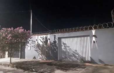 Imagem: A casa possui 2 Dormitórios, 2 Banheiros, 2 Vagas na garagem