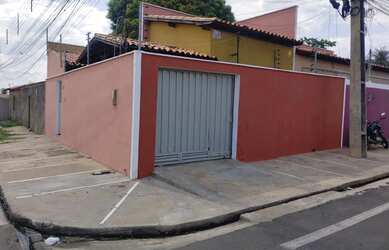 Imagem: A casa possui 3 Dormitórios, 2 Banheiros e está localizado