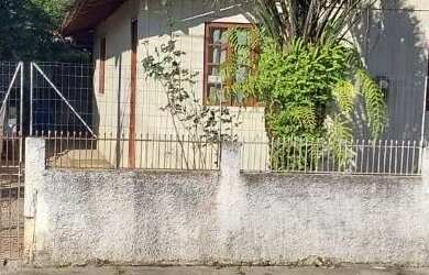 Imagem: A casa possui 3 Dormitórios, 1 Banheiro, 2 Vagas na garagem