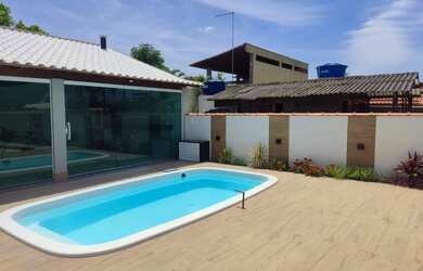 Imagem: A casa possui 3 Dormitórios, Acomodam 10 pessoas, 2 Vagas na