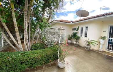 Imagem: A casa possui 3 Dormitórios, 3 Banheiros, 3 Vagas na garagem